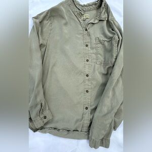 Gorgeous green button up in new like condition with a small pocket!